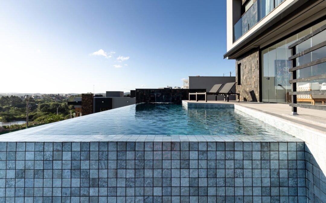 Sumérgete en la Elegancia Mediterránea: La Malla JAVA MAR MESH como destacado revestimiento para piscinas.