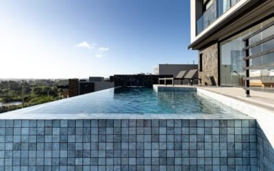 Sumérgete en la Elegancia Mediterránea: La Malla JAVA MAR MESH como destacado revestimiento para piscinas.